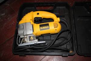 lot 124 image: Dewalt electric jigsaw with hardsid...