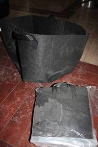 lot 141 image: Bundle of 15-gallon soft sided felt...