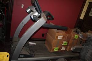 lot 155 image: Life Fitness T5o go-system Treadmil...