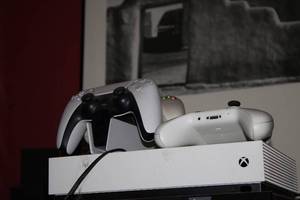 lot 198 image: Xbox 360 game console, 3 wireless c...