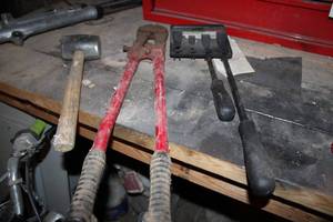 lot 305 image: 24in bolt cutter pry tools and rubb...