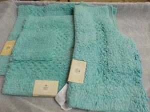 lot 48 image: 3 pc Classy Bath Mat Set...