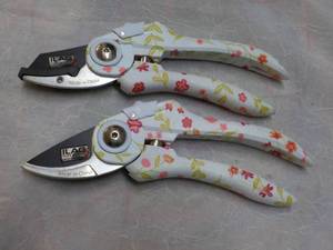 lot 152 image: 2 Garden Shears...