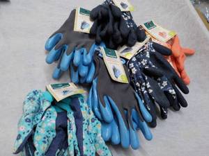 lot 200 image: 12 pair Gardenline Gardening Gloves...