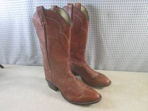 lot 21 image: (CSB) Pair of Tony Lama Cowboy Boot...
