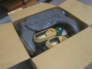lot 28 image: (EW6) Box Full of Assorted Boots an...