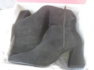 lot 67 image: (A-3) Pair of New Womens Heeled Bo...