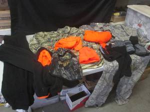 lot 100 image: (EW2) Assorted Hunting Clothes - Ca...