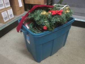 lot 205 image: (G-1) Tote Full of Christmas Relate...