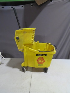 lot 21 image: Brute Mop Bucket with Wringer