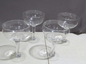 lot 29 image: Set of 4 Extra Large Margarita Glasses