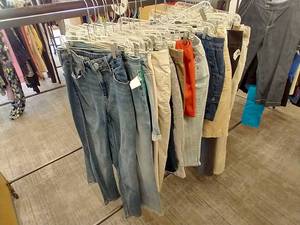 (22) Ladies Size 6-8 Pants, Capris, & Shorts