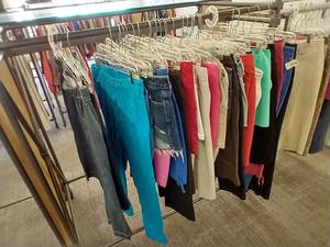 (35) Ladies Size 10-12 Pants, Capris, & Shorts