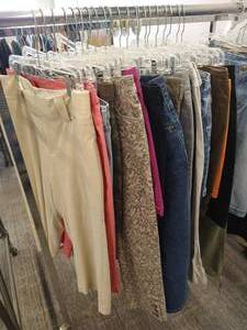 (23) Pairs of Ladies Size 14 Capris & Shorts