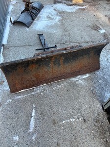 lot 2 image: Garden Tractor Push Blade