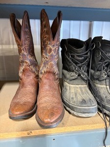 lot 24 image: Tony Lama Boots size 8 12 EE Winter Snow Boots Size 11