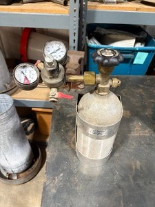 lot 21 image: #2 CO2 Aluminum Tank and Regulator