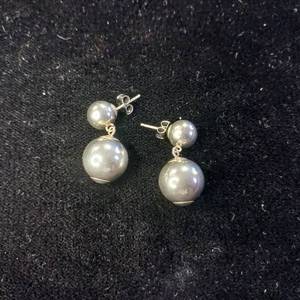 lot 31 image: 1 inch double ball earrings