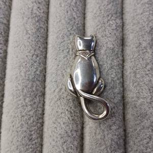 lot 46 image: Sterling Silver Cat Pin  �Jezlaine�  Kitty Breech Pin