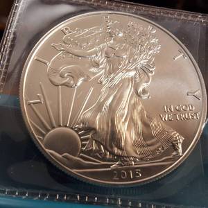 lot 57 image: BU 2013 American Silver Eagle  .999 Silver  Weight 31.1 g Diameter 40.6 mm  $1 Coin