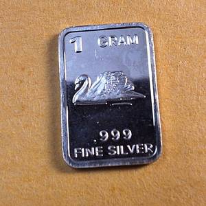 lot 23 image: 1 gram .999 Fine Silver Bullion Bar featuring a Swan