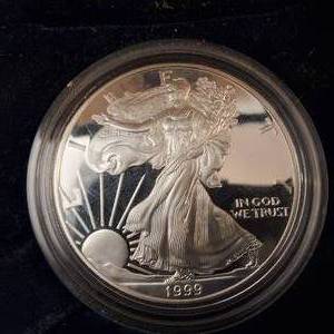 lot 36 image: Gift Box BU 1999 American Silver Eagle  .999 Silver  Weight 31.1 g Diameter 40.6 mm  $1