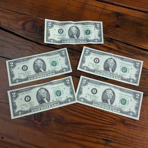 lot 96 image: 5 x Two Dollar Banknotes  Federal Reserve Notes  all from 2003 in crisp condition