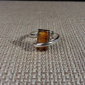 lot 73 image: Sterling Silver Ring - Possibly Amber - Size 8.25 - 3.1g