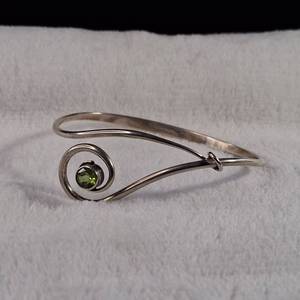 lot 97 image: Unique Slip-on Contemporary Design Bracelet - PERIDOT � 11.2g