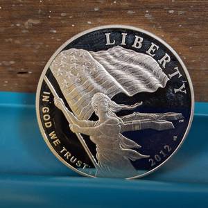 lot 246 image: 2012-p Us Mint Liberty Commemorative $1 Silver Dollar Bullion Round   90% Silver  26.73 grams