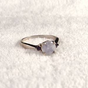 lot 181 image: Silver 925 - ring with lavender stone and amethyst side stones - size 8 - 2.3g