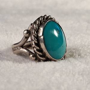 lot 187 image: Small size - Heavy Sterling - Turquoise Ring - 8.2g � Nice