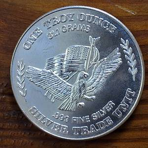 lot 403 image: 1981 Vintage 1 Troy oz 99.9% Fine Silver  USA Assay Office  USA Strategic Stockpile  31.1 gr.