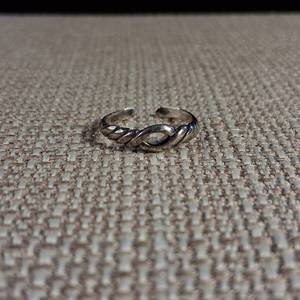 lot 205 image: Sterling Silver - Adjustable Toe Ring - Sz. 3.75 - 1.1g