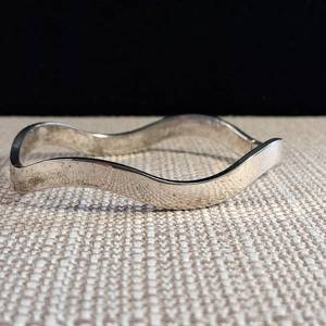lot 280 image: Wave - Hinged - Sterling Silver Bracelet Bangle - 6mm - Mexico - 24.1g