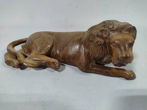 lot 4 image: Hand Carved Wooden Lion