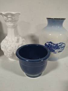 lot 25 image: Zanesville Stoneware, Andrea by Sadek & Asst Vases