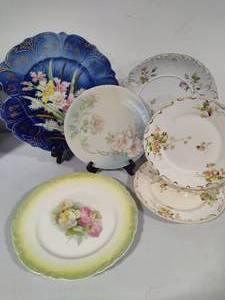 lot 34 image: Assortment of Vintage China Plates