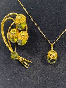 lot 70 image: Sarah Coventry A Touch of Elegance Vintage Set