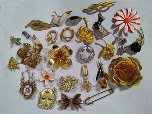 lot 85 image: Lot of Assorted Brooches