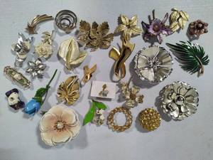 lot 86 image: Lot #2 of Assorted Brooches