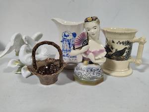 lot 94 image: Assortment of Vintage PotteryCeramicPorcelain Pieces