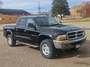2002 DODGE DAKOTA PICKUP - LOW MILES!