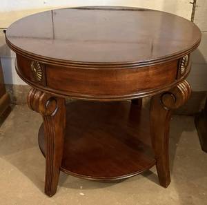lot 9 image: Round End Table with Curved Legs