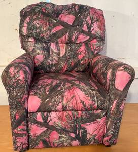 lot 22 image: Dozydotes Child Recliner in Pink Timber Camouflage