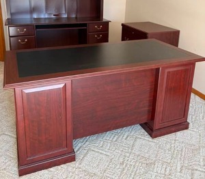 lot 37 image: Sauder Heritage Hill Executive Desk