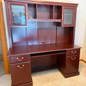 lot 38 image: Sauder Executive Desk with Hutch