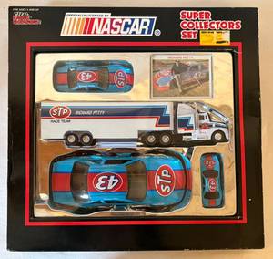 lot 79 image: Richard Petty Super Collectors Set