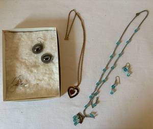 lot 84 image: Several Pieces of Costume Jewelry