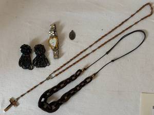 lot 88 image: Five Pieces of Costume Jewelry